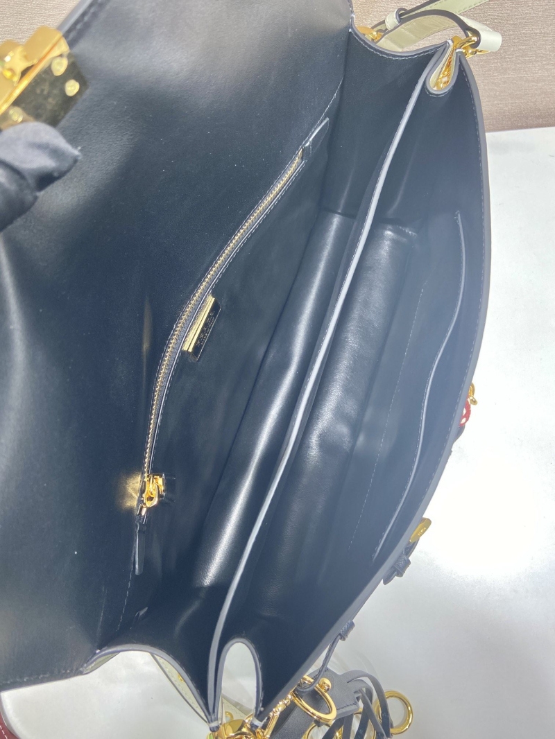 Pra*a hobo bags
